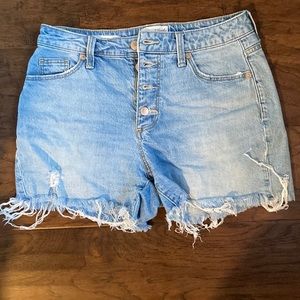 Universal thread distressed midi denim short